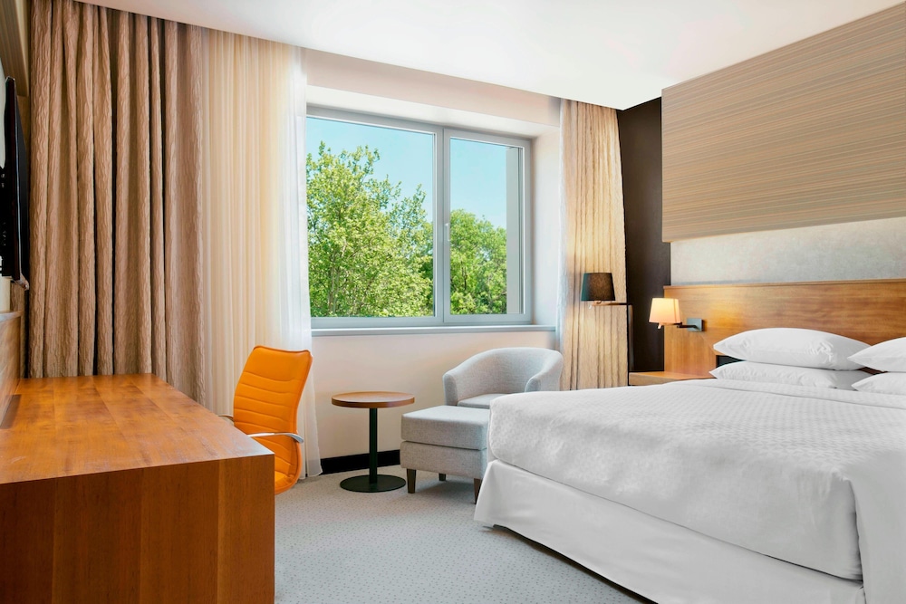 Classic Room, 1 King Bed photo 1