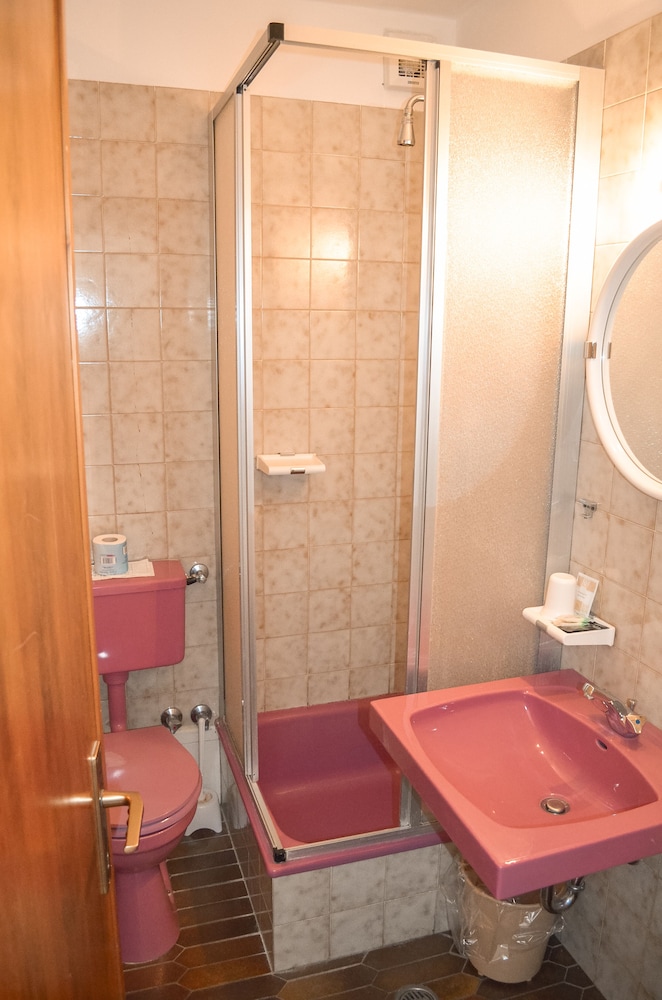 Economy Double Room photo 2