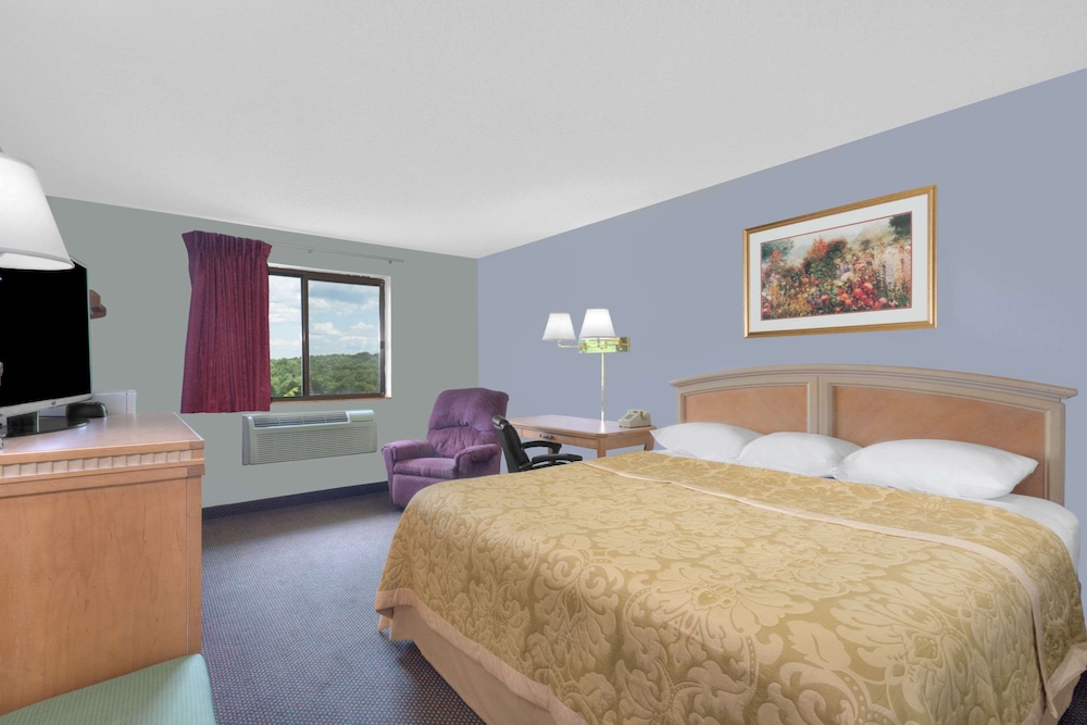 Standard Room, 1 King Bed - Photo 2