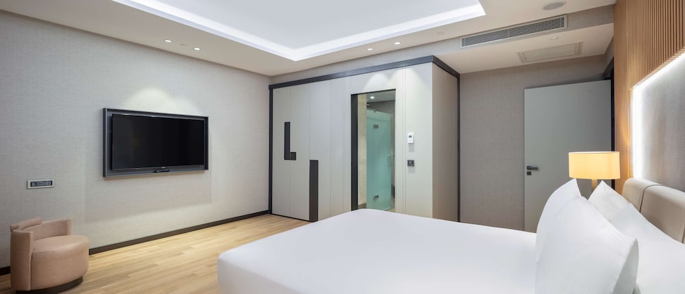 Suite, 1 Bedroom - Photo 8