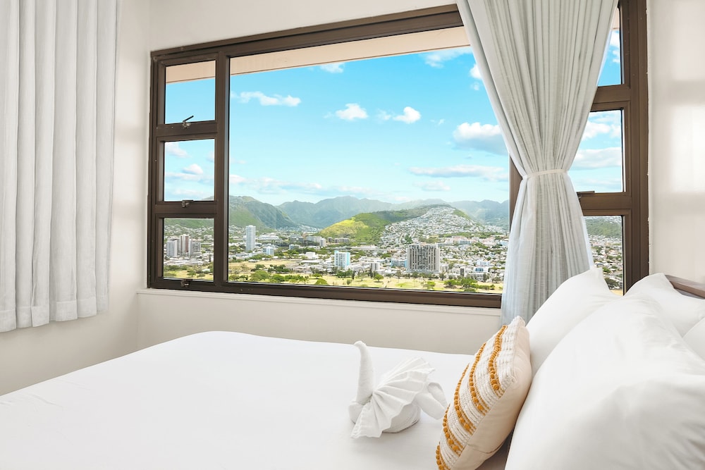 High Floor Mountain View Condo with 2 Beds and Parking: Apartment, 1 Bedroom, Balcony, Mountain View (0172) photo