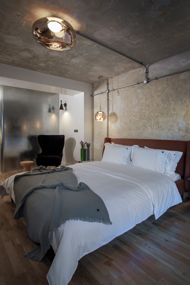 Suite, City View
