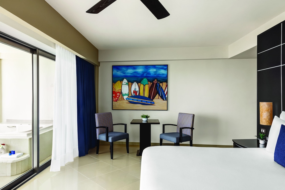 Deluxe Suite, 1 King Bed photo 2