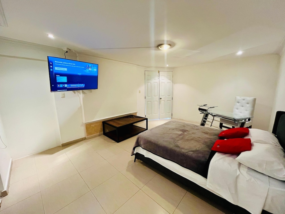 Basic Room, 1 Queen Bed photo 1