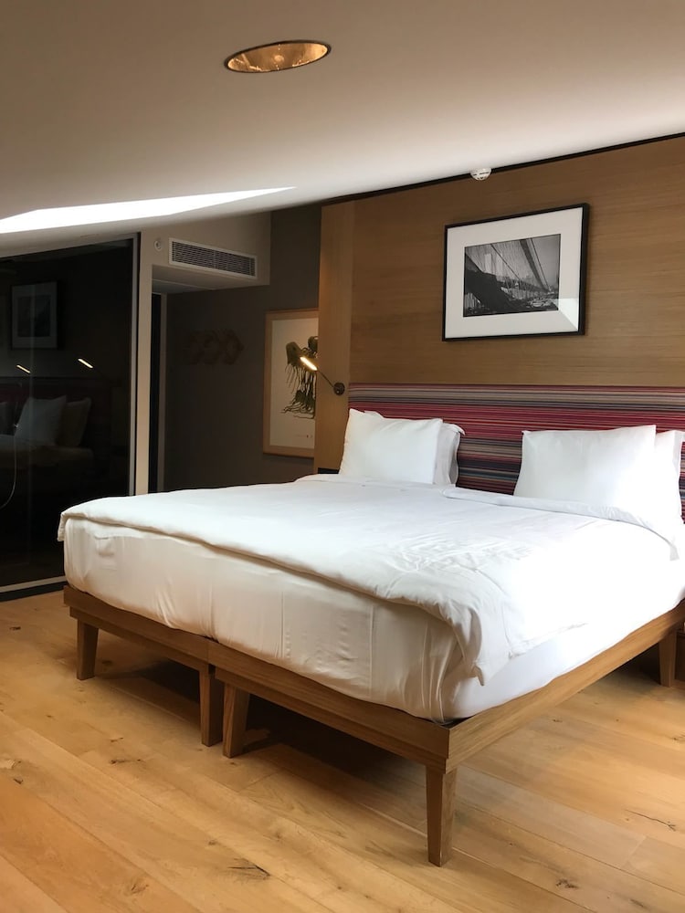 Corner Room photo 1