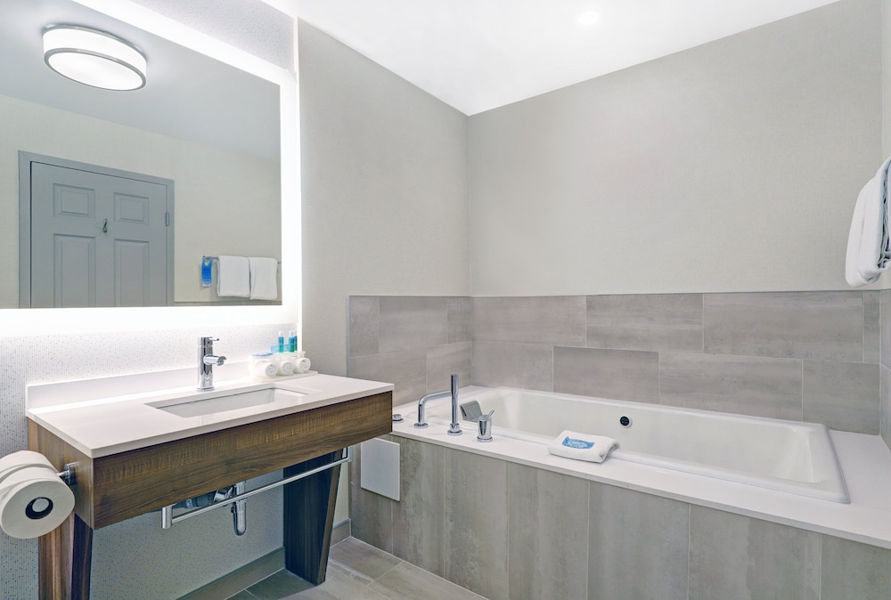 Suite, 1 King Bed, Jetted Tub (Living Area) - Photo 6