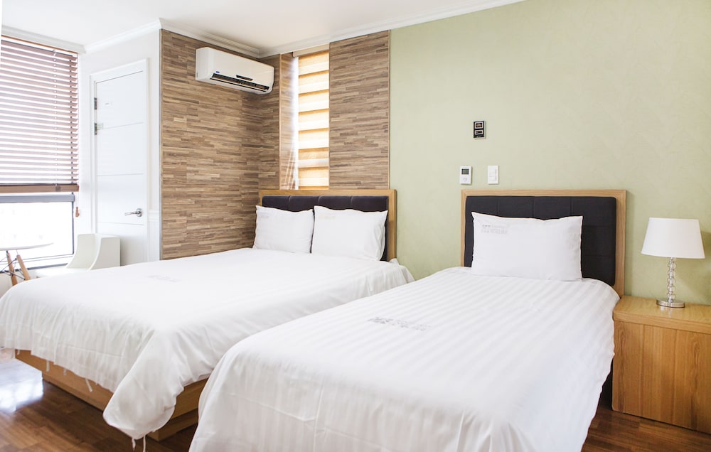 Deluxe Twin Room - No Kitchenette (Netflix available, Personal ID needed) photo 2
