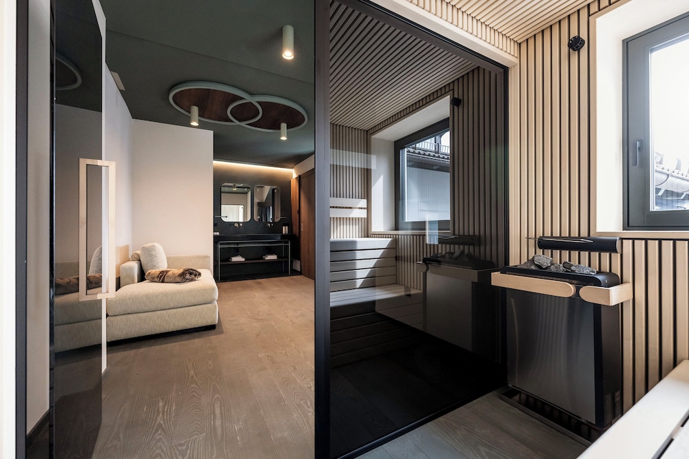 Superior Suite, 1 King Bed with Sofa bed, Balcony, Mountain View