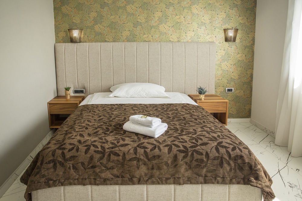 Standard Double or Twin Room - Photo 13