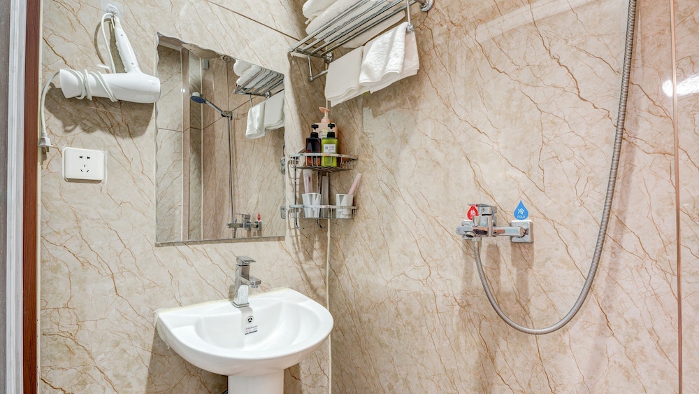 Classic Double Room (No Window Mainland-Chinese Citizen Only) photo 2