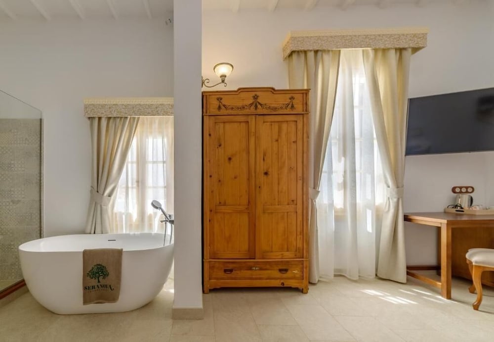 Deluxe Double or Twin Room - Photo 2