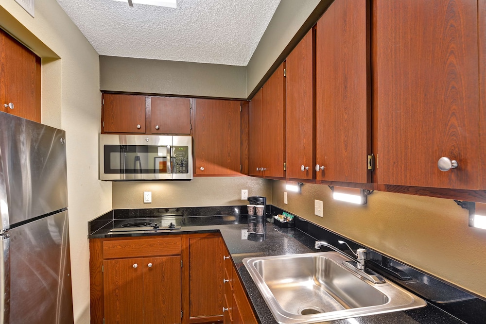 Suite, 1 King Bed, Accessible, Bathtub - Photo 3