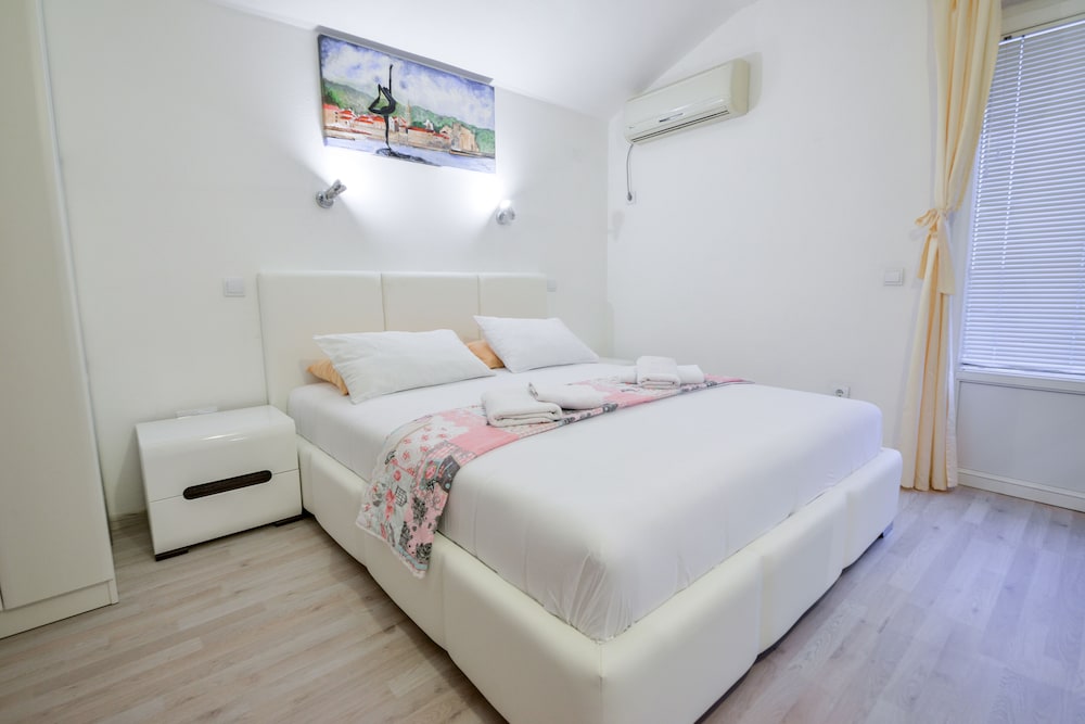 Standard Studio, 1 Queen Bed, Partial Sea View photo 3