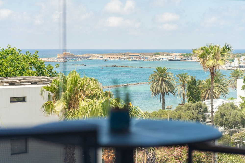 Executive Two-Bedroom Apartment with Sea View photo 3