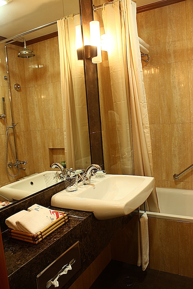 Executive Room - Photo 12