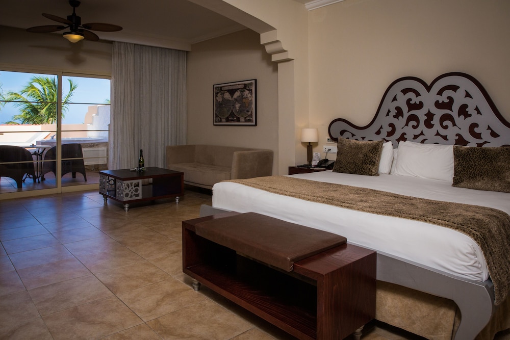 Colonial Junior Suite Ocean Front with Indoor and Outdoor Hot Tub photo 3