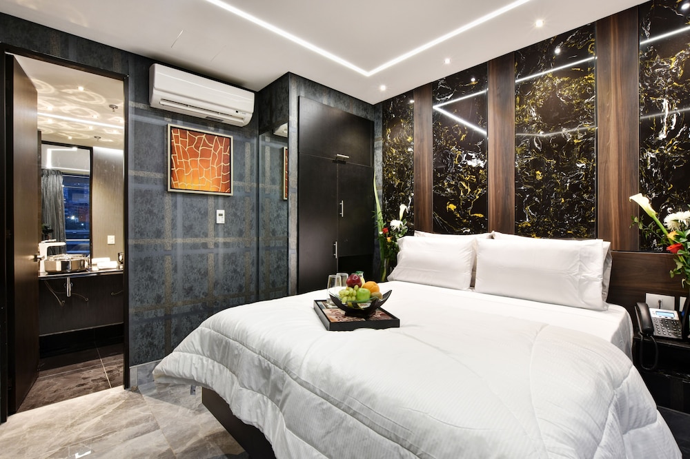 4-bedroom penthouse with hot tub on the balcony