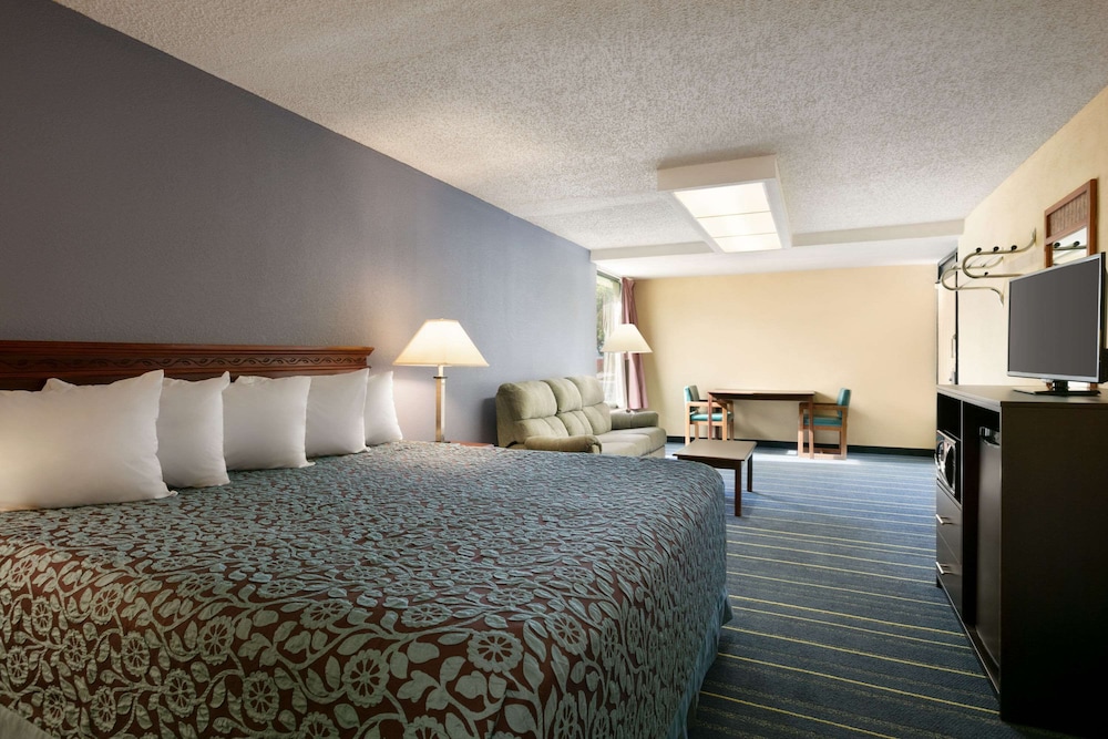 Room, 1 King Bed, Non Smoking - Photo 1