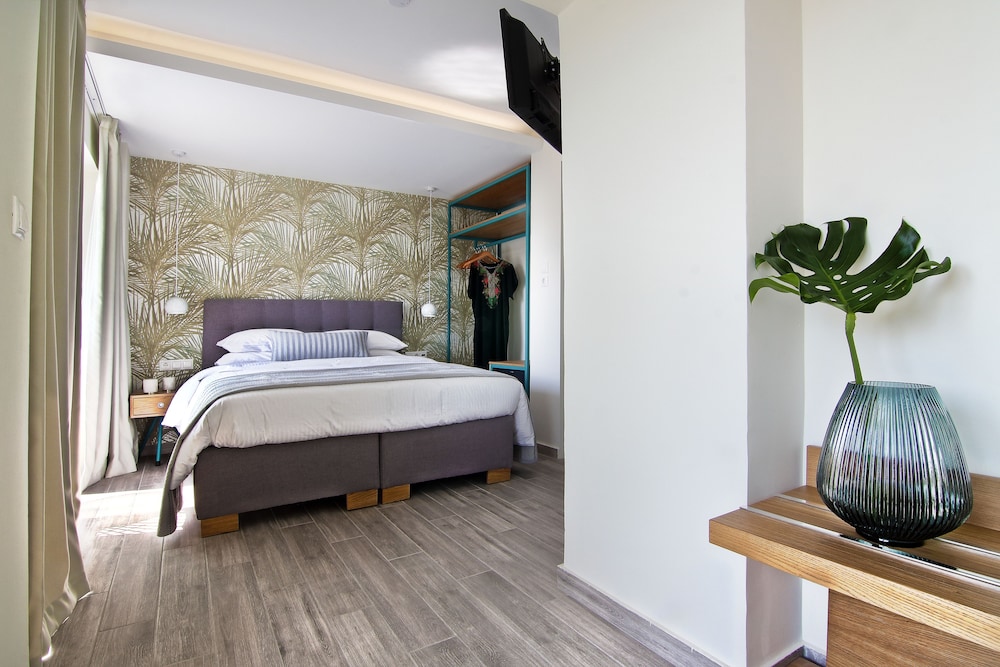 Deluxe Suite, Partial Sea View photo 3