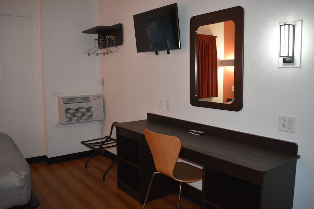 Deluxe Room, 1 Queen Bed, Smoking, Refrigerator & Microwave photo 2