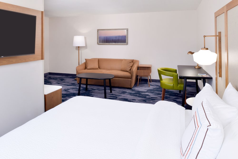 Suite, 1 King Bed with Sofa bed - Photo 2