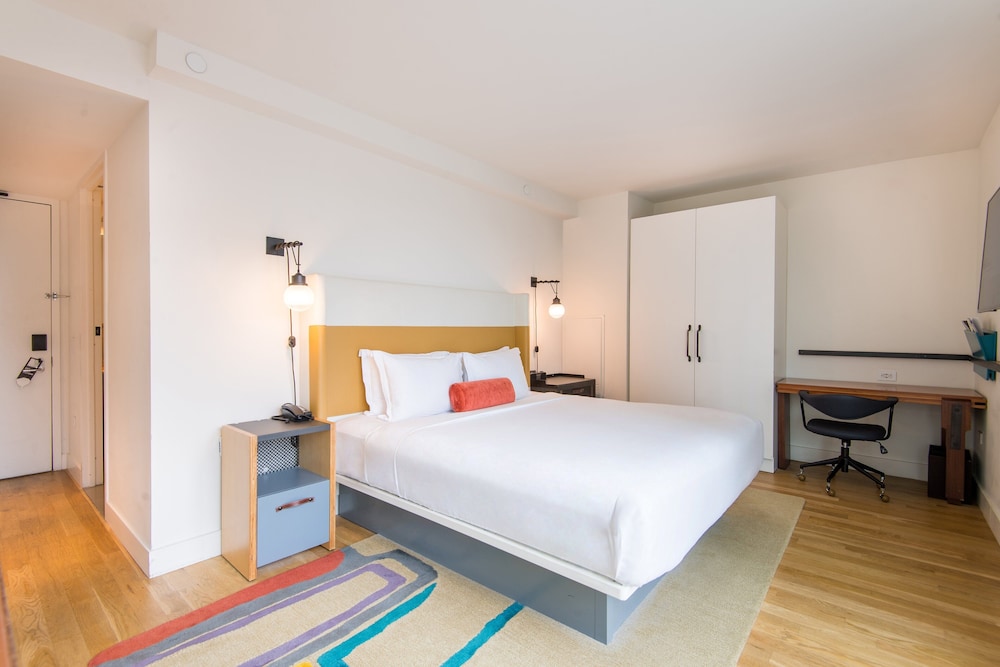 Standard Room, 1 King Bed, City View (Mid Floor)