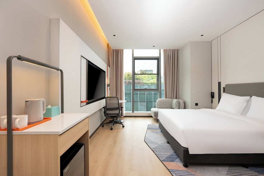 1 King Standard Extra Floor Space