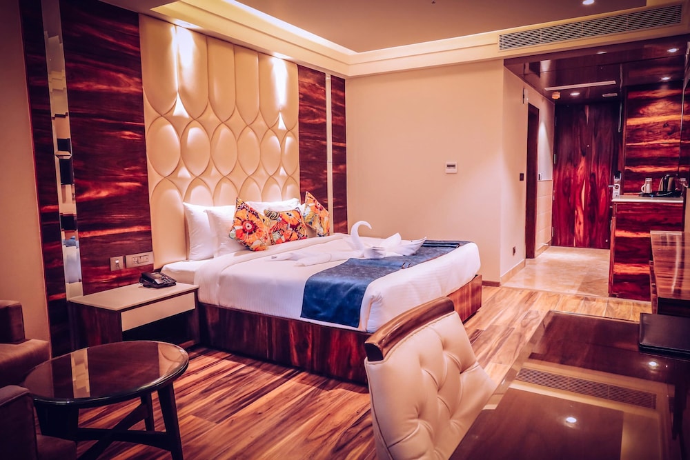 Premium Room, 1 King Bed photo 2