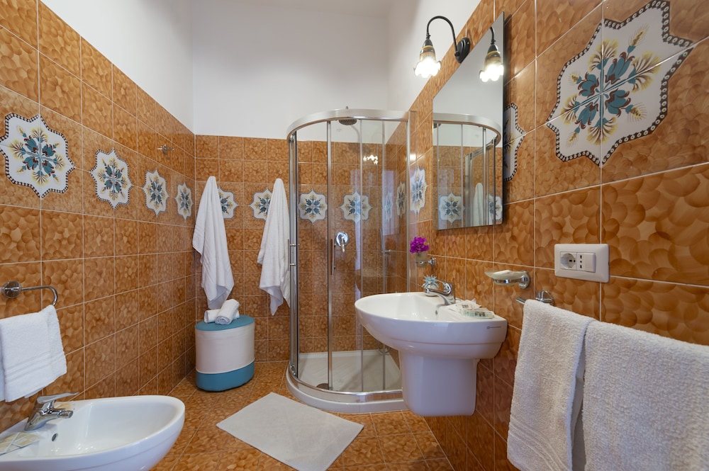 Double or Twin Room, Sea View - Photo 17