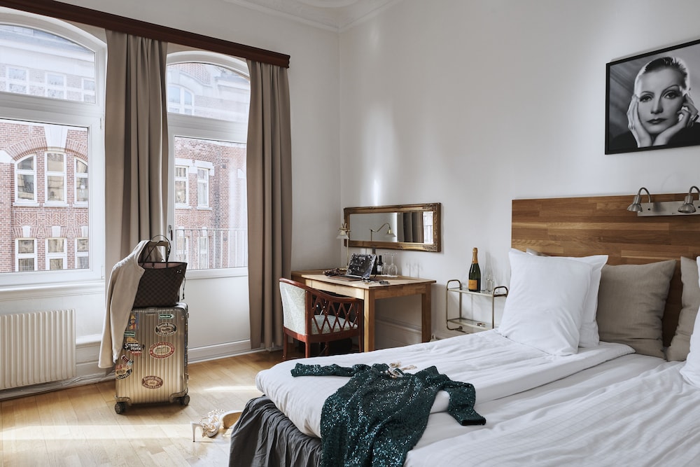 Standard Double or Twin Room - Photo 11