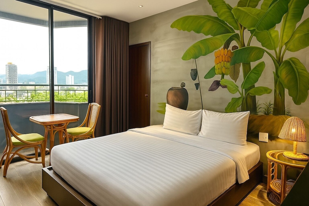 Family Room, City View - Photo 2