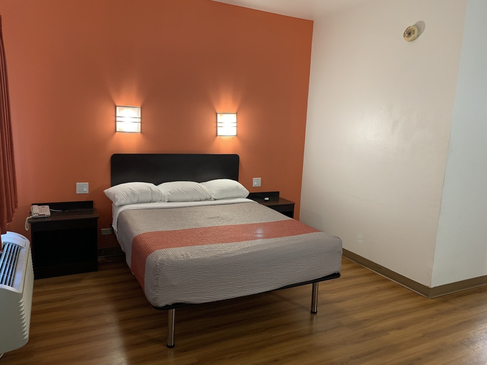 Standard Room, 1 Queen Bed, Accessible, Non Smoking photo 3