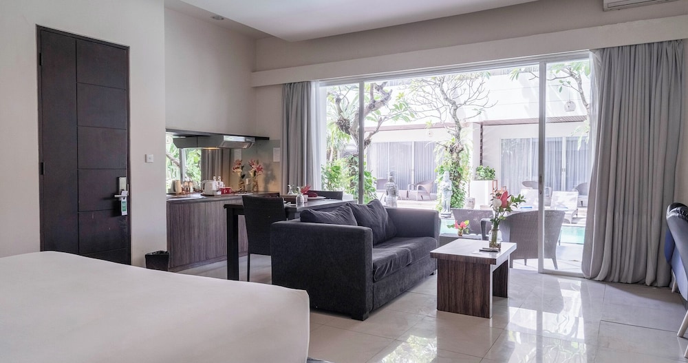 One Bedroom Suite with Pool Access - Photo 6