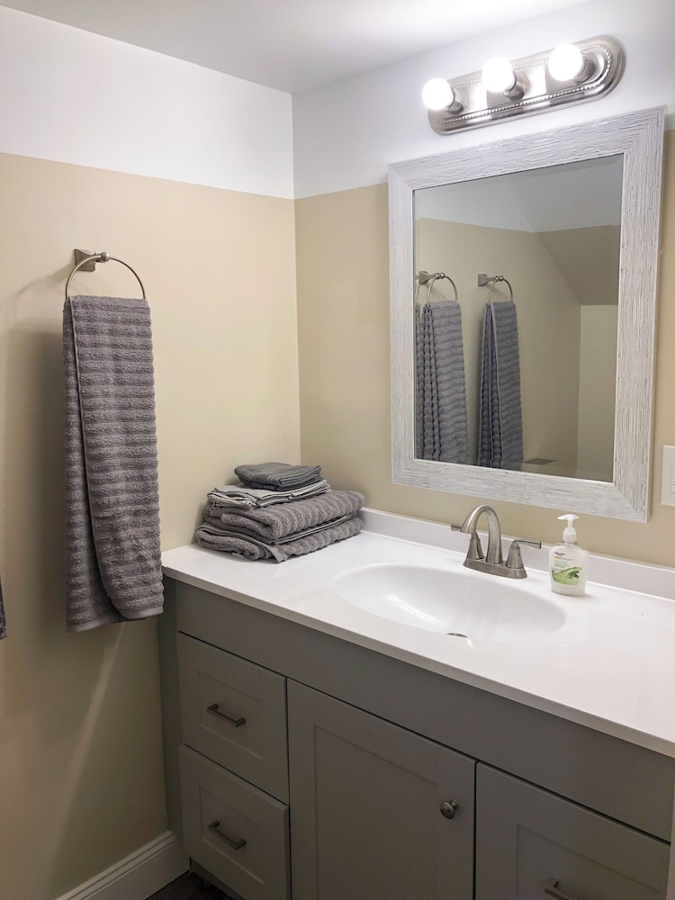 Classic Studio Suite (Queen Bed, Desk, Roku-TV) photo 2