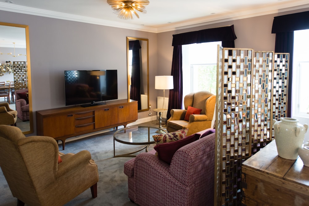 Signature Suite - Photo 3