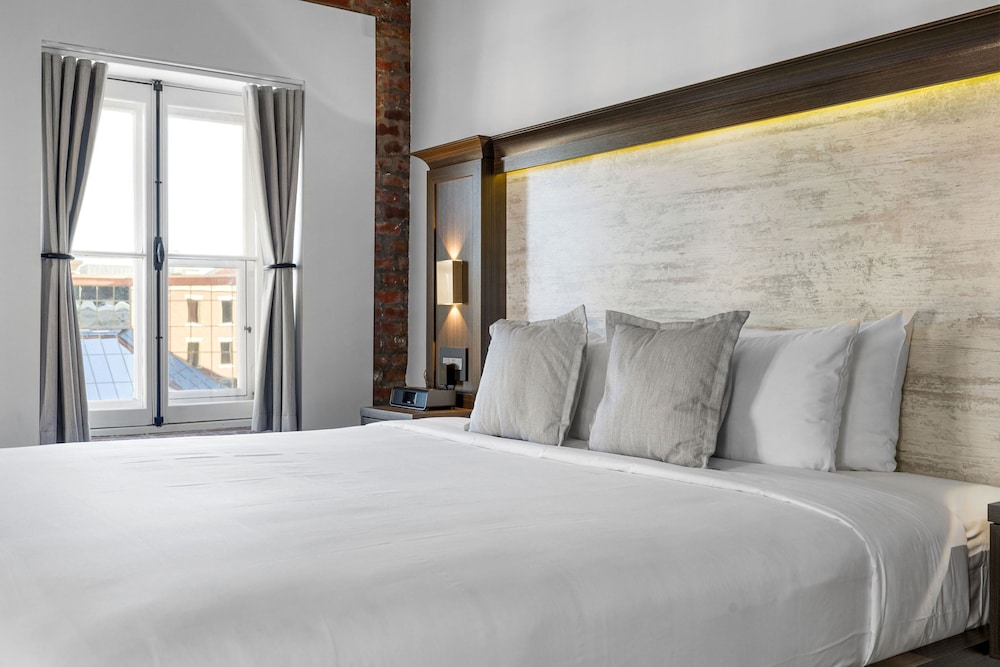 Deluxe Plus Room, 1 Queen Bed with 1 Double Murphy Bed (pets allowed first floor only) - Photo 1