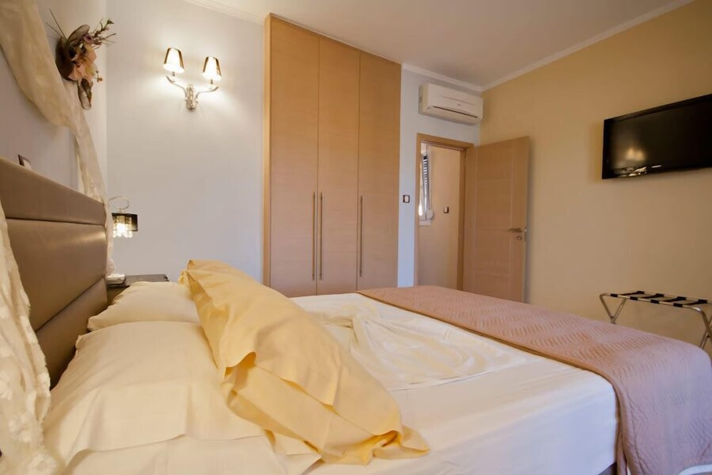 Maisonette with Jetted Tub photo 3