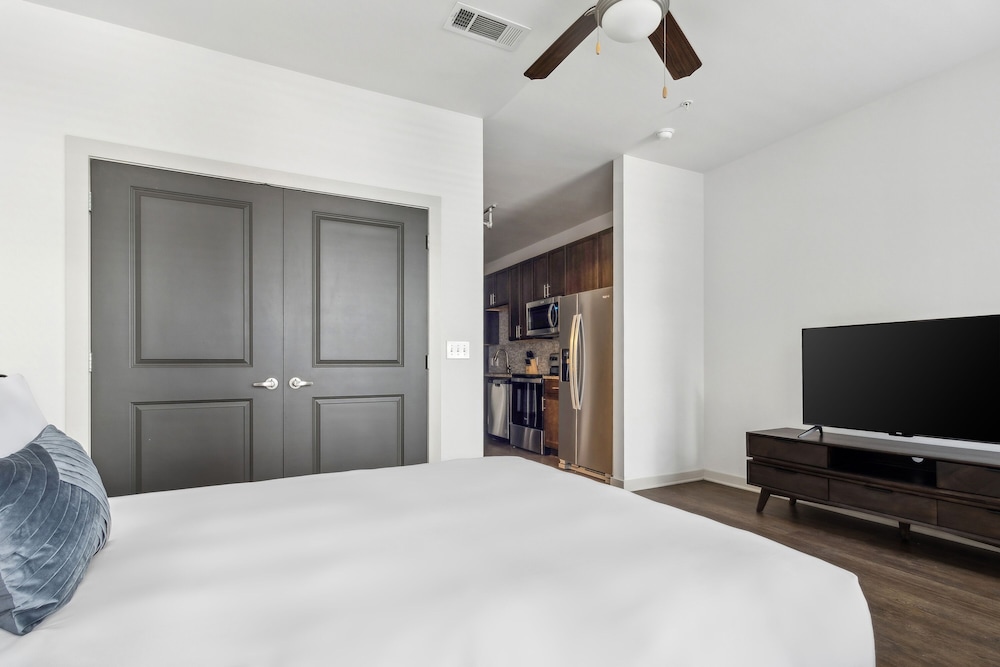 Classic Studio, 1 Queen Bed (Self Check-in with Virtual Front Desk)