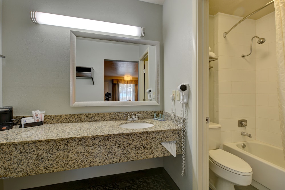 Suite, 1 King Bed, Non Smoking, Hot Tub - Photo 5