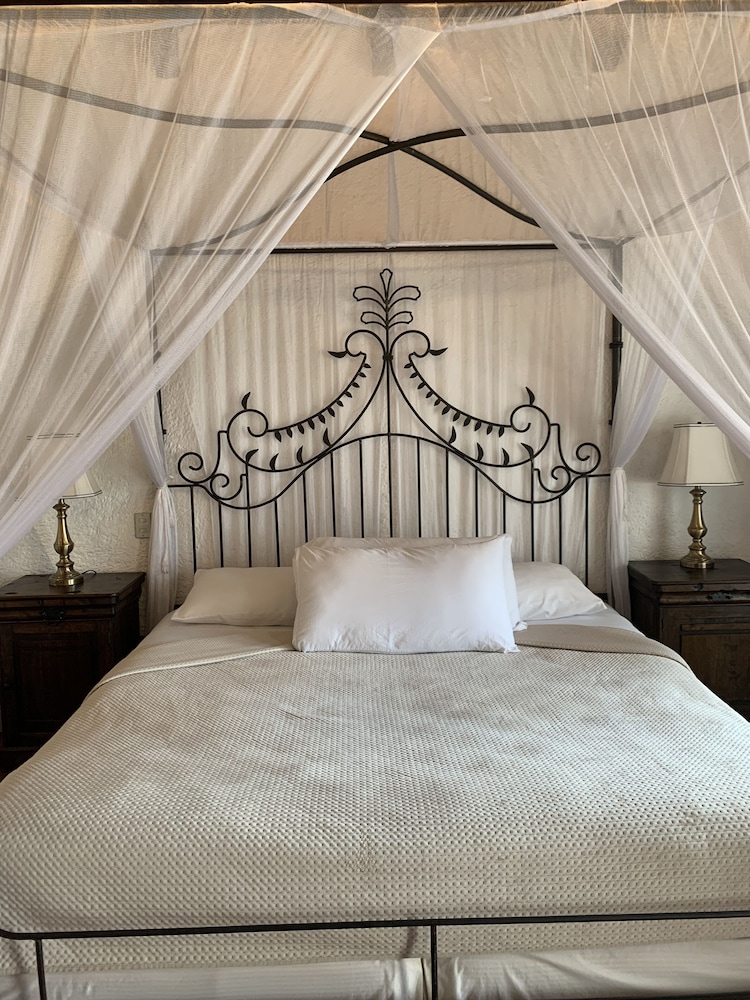 Deluxe Studio Suite, 1 King Bed photo 3