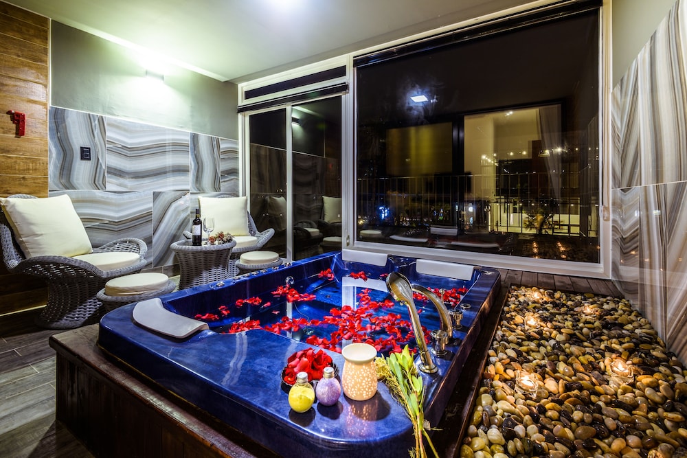 Suite, Jetted Tub, Partial Ocean View (Second Floor) photo 3