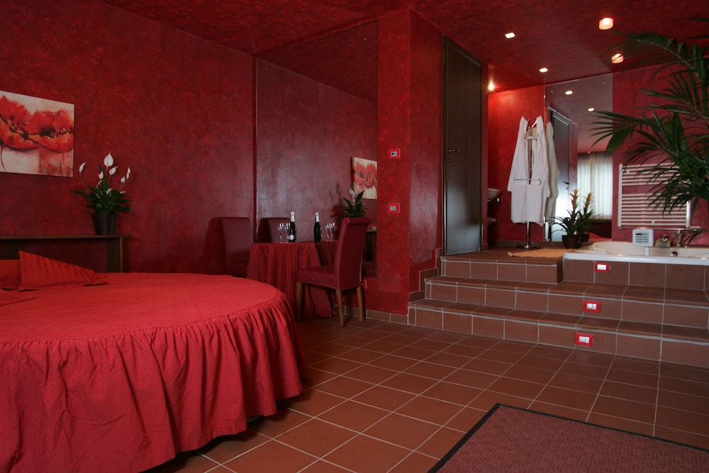 Suite, Jetted Tub