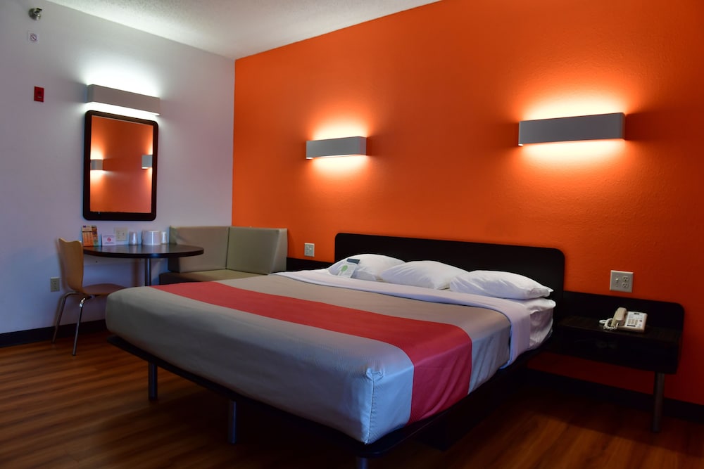 Business Room, 1 King Bed, Non Smoking photo 2