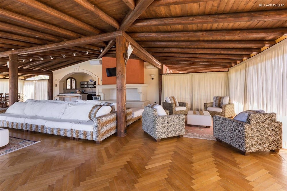Villa photo 1