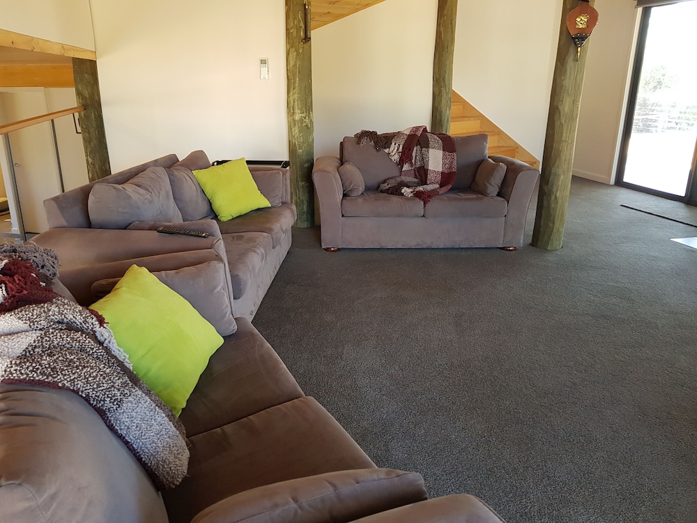 5-Bedroom House (2 Queens, 2 Double, 1 Tri-Bunk) photo 3