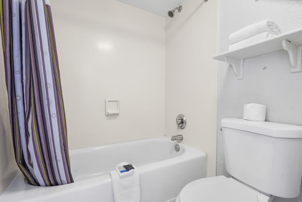 Deluxe Room, 1 King Bed, Non Smoking - Photo 6