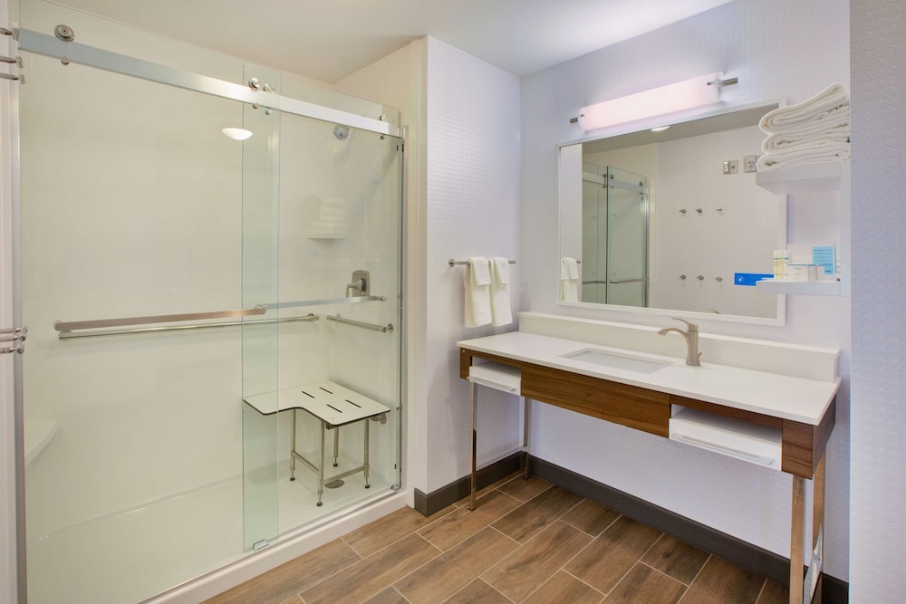 Room, 1 King Bed, Accessible, Bathtub (Hearing)