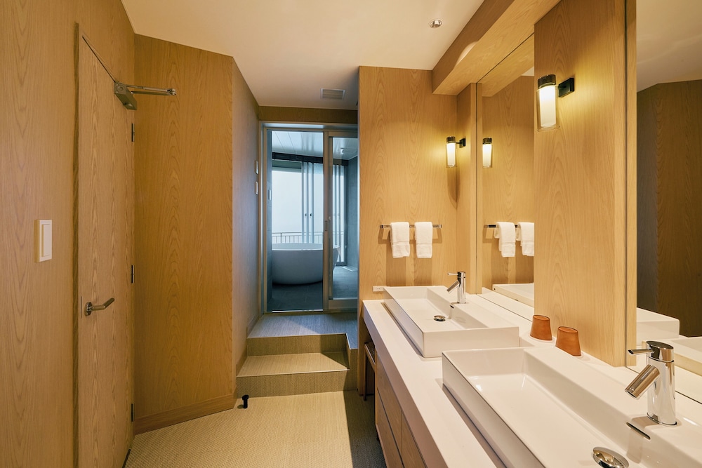 Premium Twin Room, Multiple Beds, Non Smoking, Ocean View photo 2