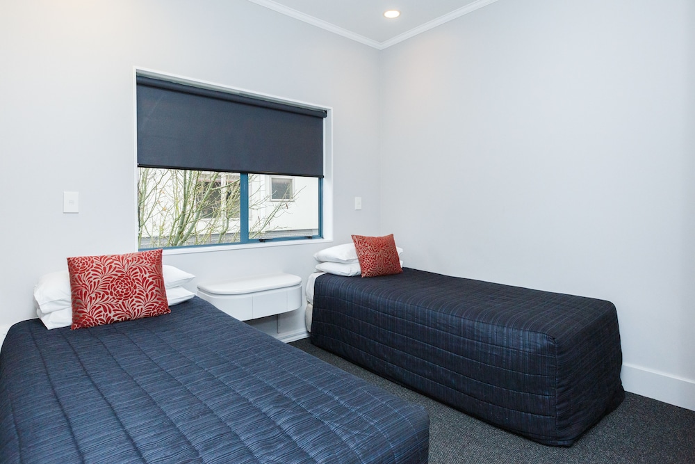 2 Bedrooms Family Suite with Corner Spa (Upstairs) photo 2