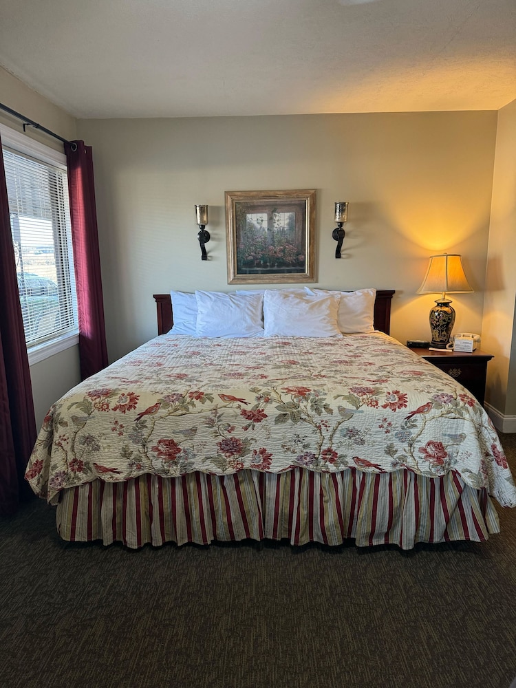 Basic Room, 1 King Bed, Non Smoking